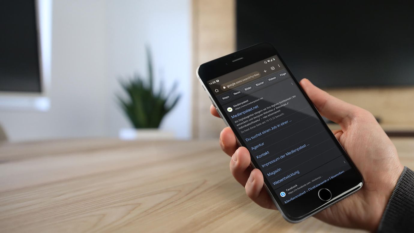 Bild Handy mit Suchmaschine